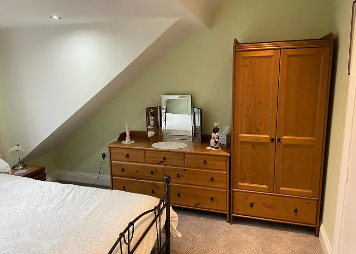 Four Oaks, Kintbury. Private Self-Catering Annex.