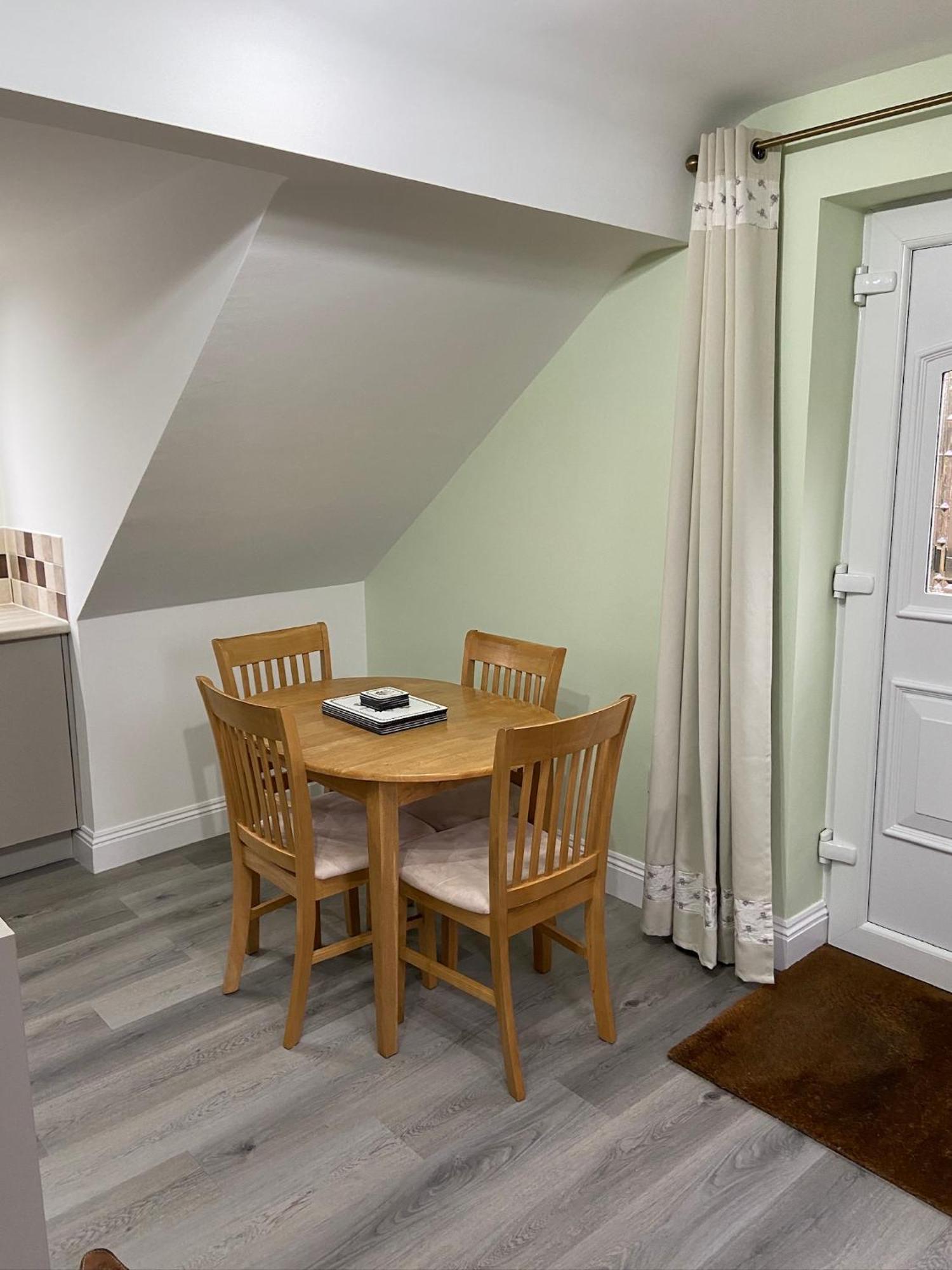 Apartment Four Oaks, Kintbury. Private Self-catering Annex. *